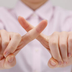 あなたは大丈夫？脇汗の汗染みの対策をしないとヤバイですよ？